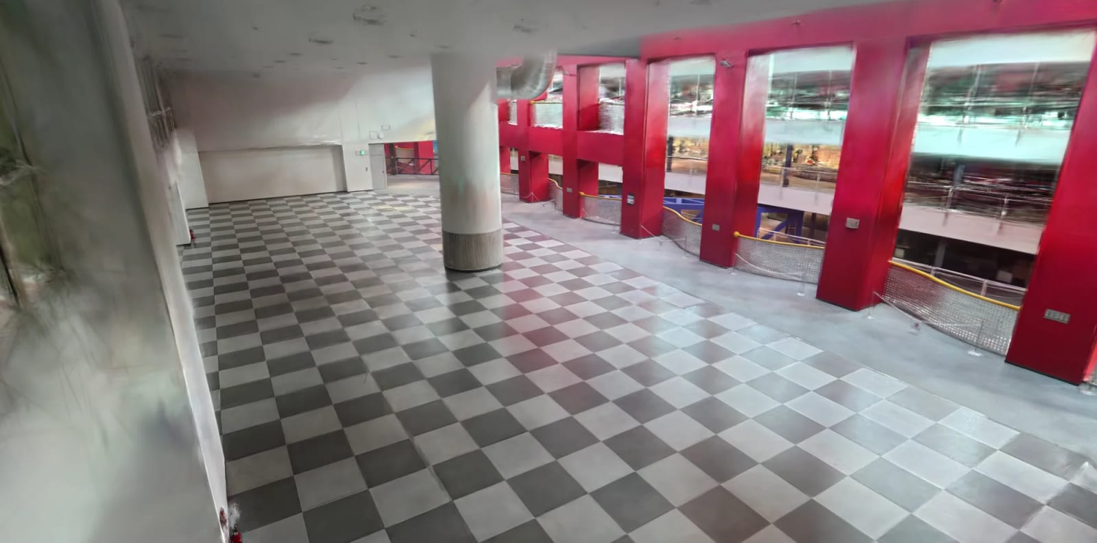 YK360の作例:大阪南港のATCホール。柱や天井の位置を、あとから好きな角度で確かめられる